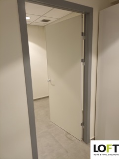 Πόρτα με γκρι μεταλλική κάσα και ξύλινο φύλλο σε λάκα κρεμ έργα LOFT 2024